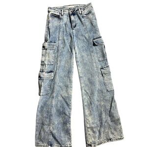 Light wash acid washed cargo jeans with a baggy fit, perfect for the skater